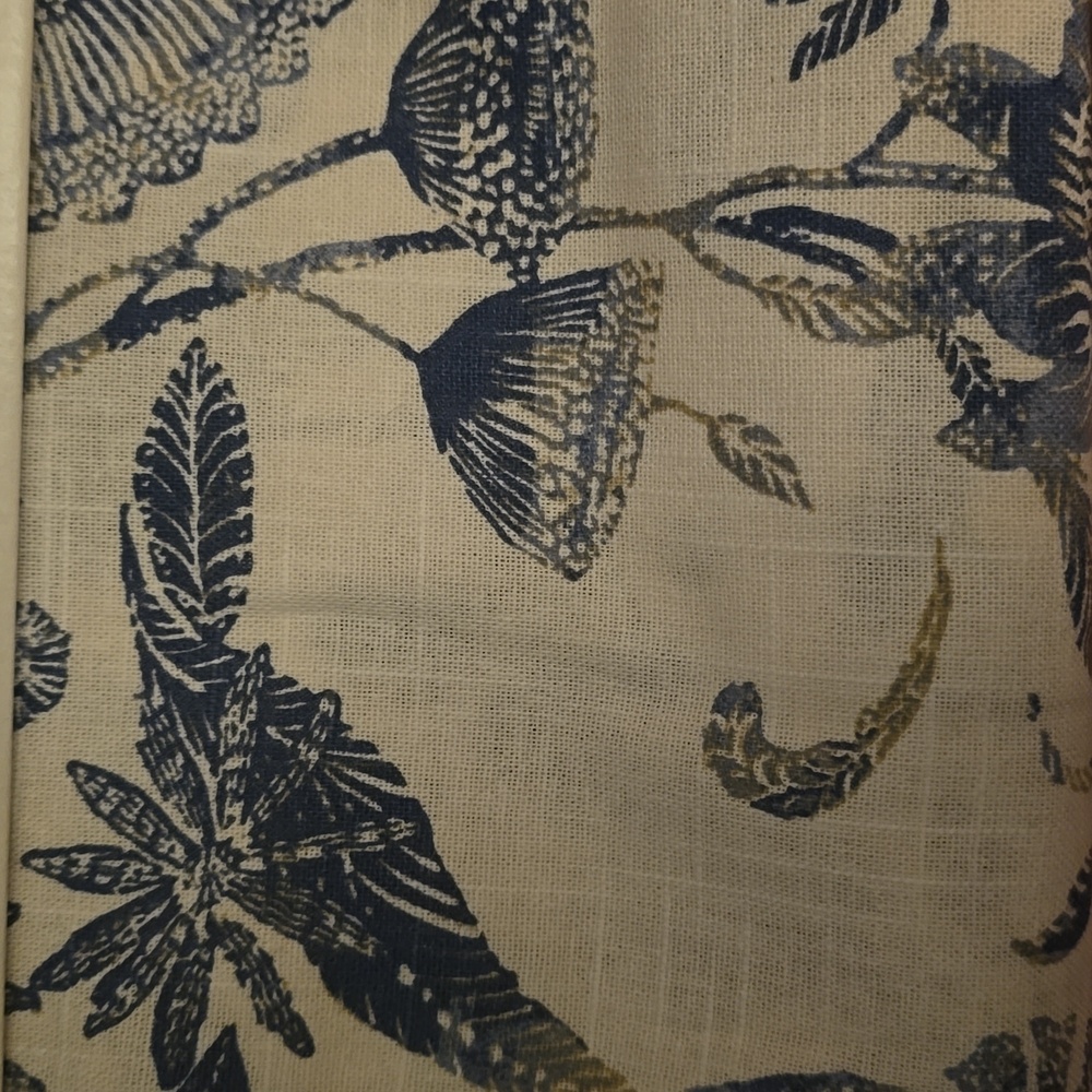 NWT- Threshold Blue and Cream Floral RoundTablecloth - Picture 4 of 4
